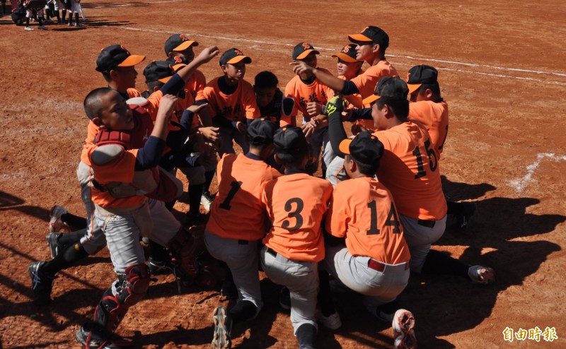 南投縣以8：7險勝花蓮紅，全隊興奮地圍成一圈唱歌喊口號。（記者徐正揚攝）