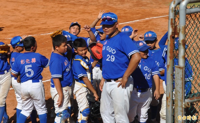 彰化縣一日兩戰都被扣倒，全隊士氣依舊高昂。（記者徐正揚攝）