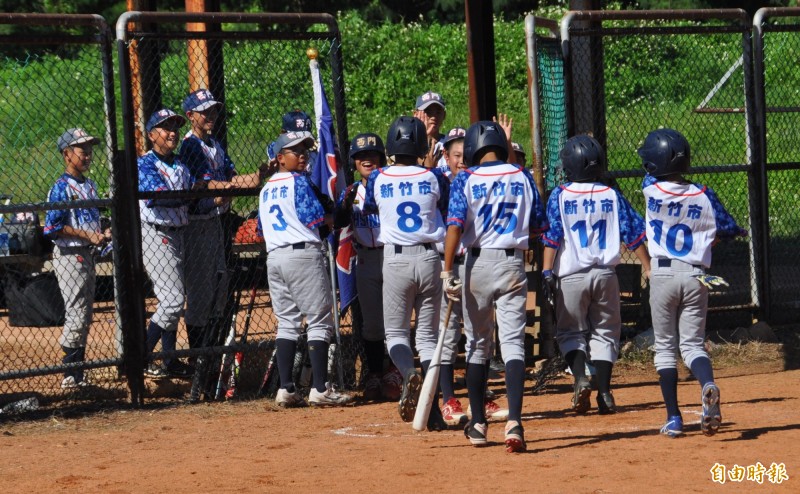 第六屆花蓮台彩威力盃少棒賽，新竹市江禮恩（8號）擊出生涯首轟，回休息區時與隊友開心擊掌。（記者徐正揚攝）