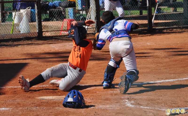 第六屆花蓮台彩威力盃全國少棒賽，南投縣洪祈恩（左）5局上先打下超前分再跑回保險分。（記者徐正揚攝）