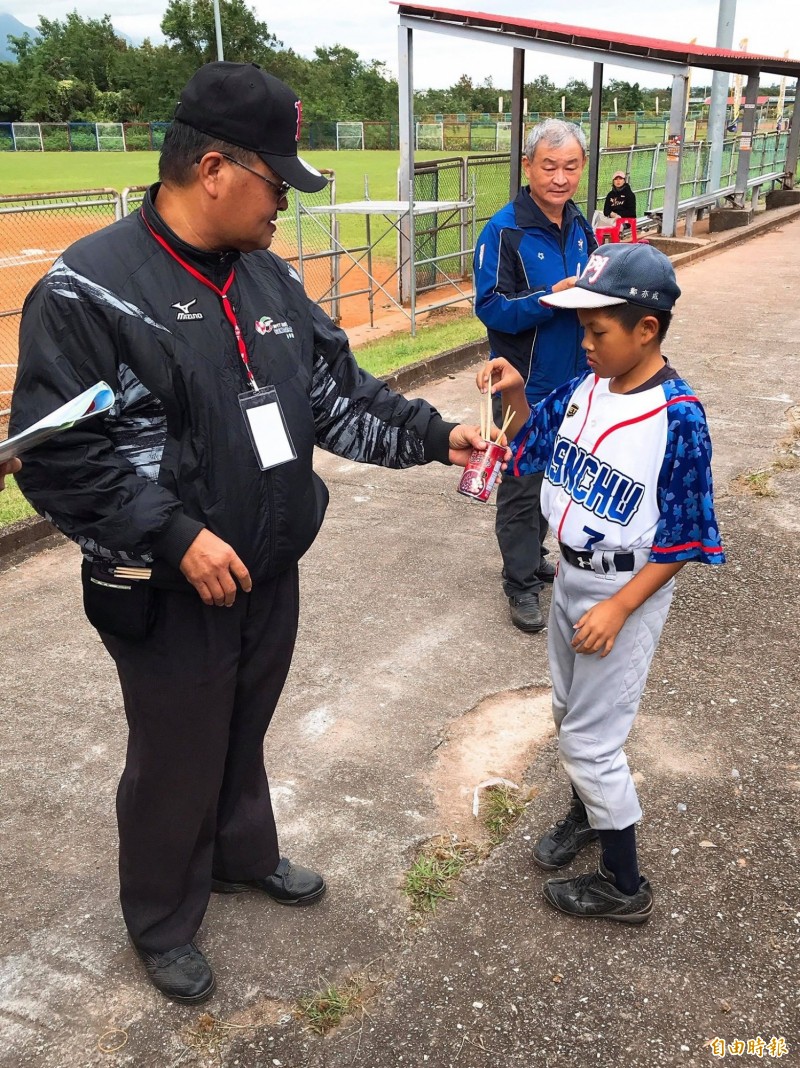 第六屆花蓮台彩威力盃少棒賽複決賽抽籤。（記者徐正揚攝）