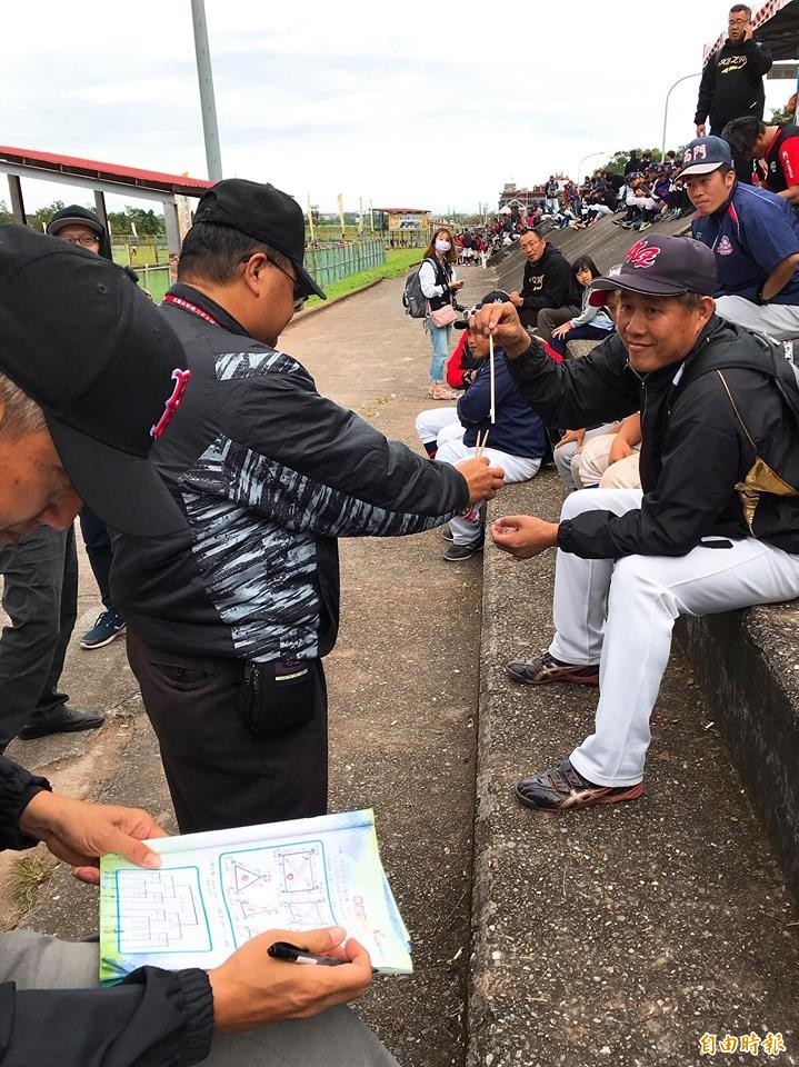 第六屆花蓮台彩威力盃少棒賽複決賽抽籤。（記者徐正揚攝）
