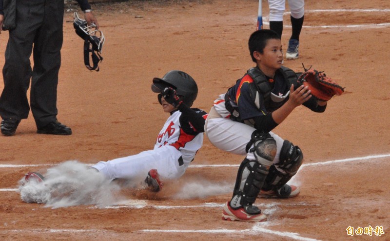 4強賽新北市對高雄市，劉承佑（左）1局上趁隊友擊出高飛犧牲打，滑回本壘助新北市先馳得點。（記者徐正揚攝）