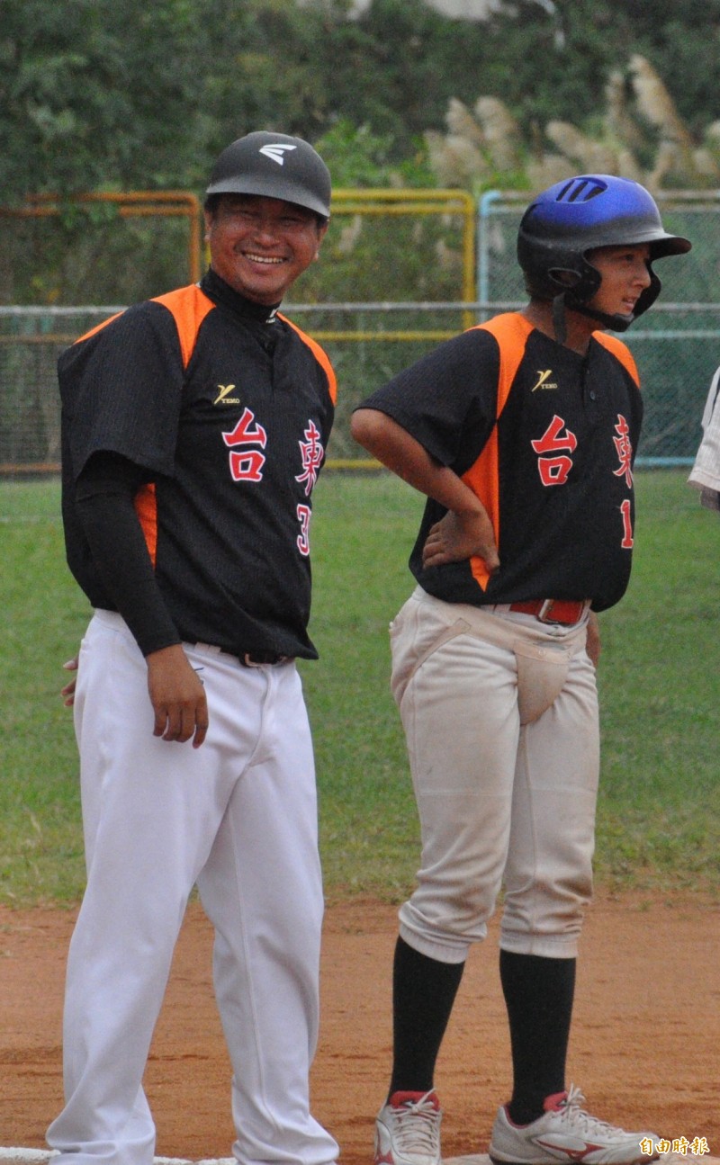 4強賽台東縣對台北市，余新喆（右）擊出1分打點三壘安打，開啟3局下鯨吞6分的攻勢，總教練陳玉船笑得合不攏嘴。（記者徐正揚攝）