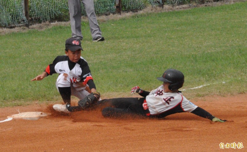 8強賽高雄市對新北市，邱駿維（右）1局上趁隊友安打搶攻三壘，遭到觸殺出局。（記者徐正揚攝）