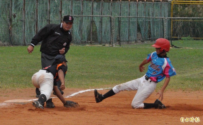 8強賽新竹縣對台東市，古定玄（右）3局下擊出二壘安打送回球隊第1分，搶攻三壘卻被觸殺出局。（記者徐正揚攝）
