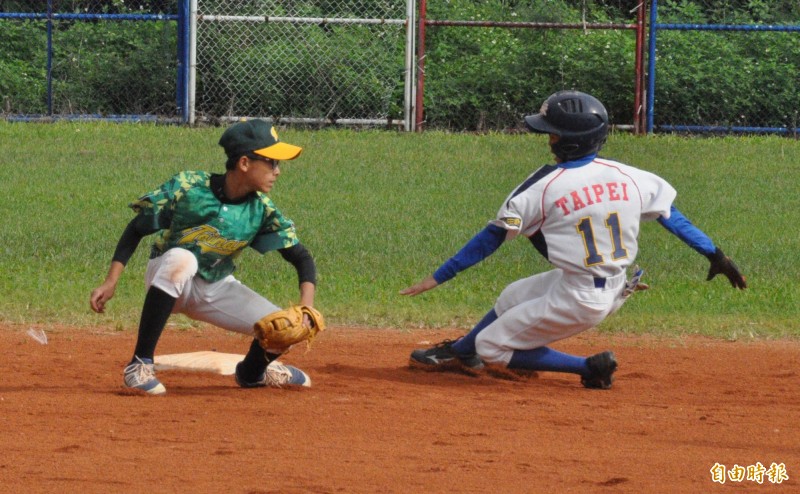 8強賽台北市對台南市，石樂恩2局下盜上二壘。（記者徐正揚攝）