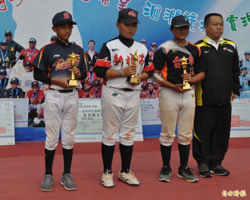 第六屆威力盃打擊獎前三名余新喆（右二起）、江承軒、陳楷升。（記者徐正揚攝）