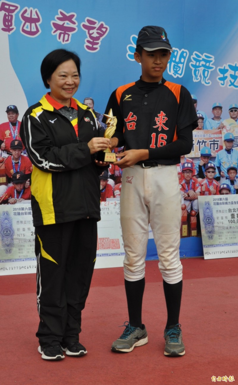 第六屆威力盃打點獎黃義傑（右）。（記者徐正揚攝）