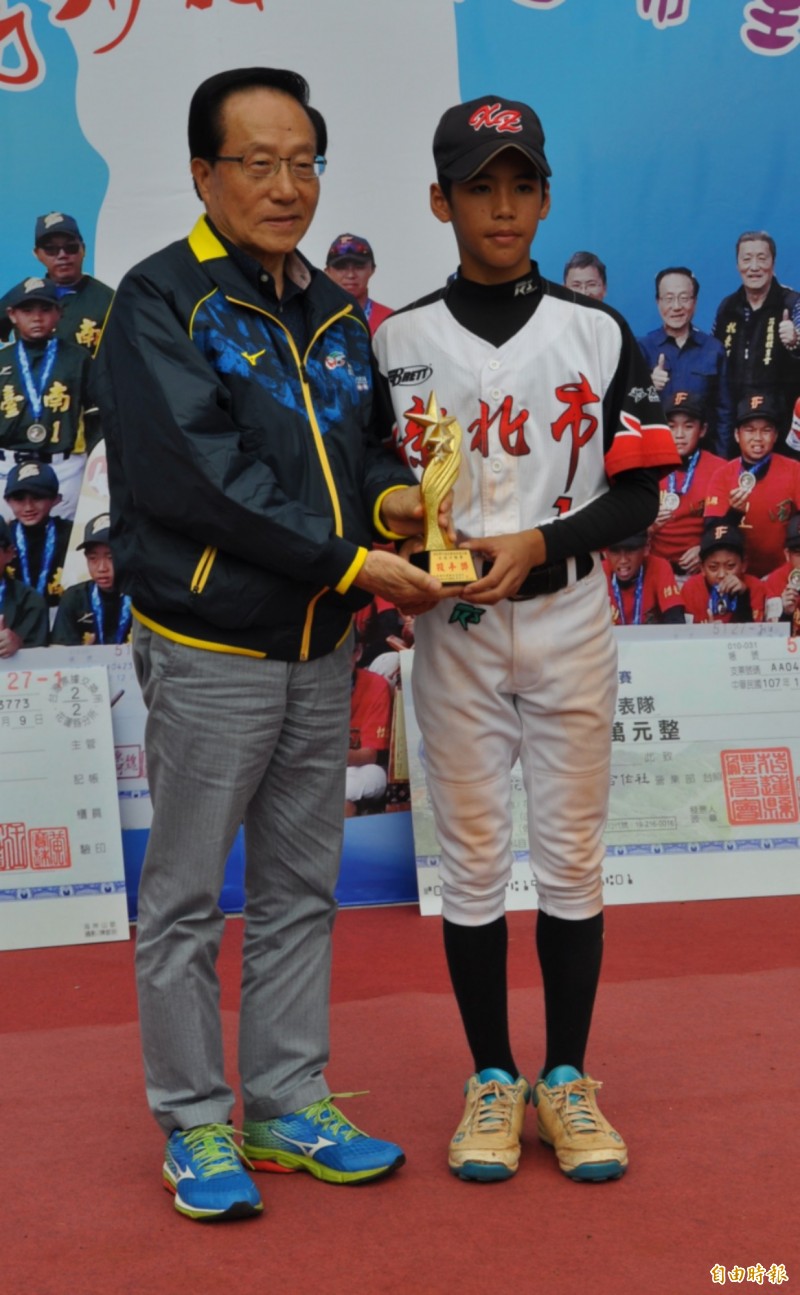 第六屆威力盃投手獎江宗駿（右）。（記者徐正揚攝）