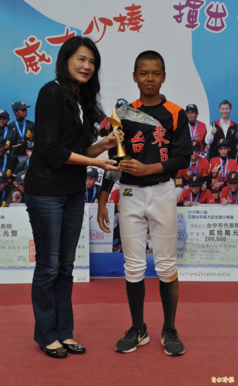 第六屆威力盃最有價值球員莊昊勳（右）。（記者徐正揚攝）