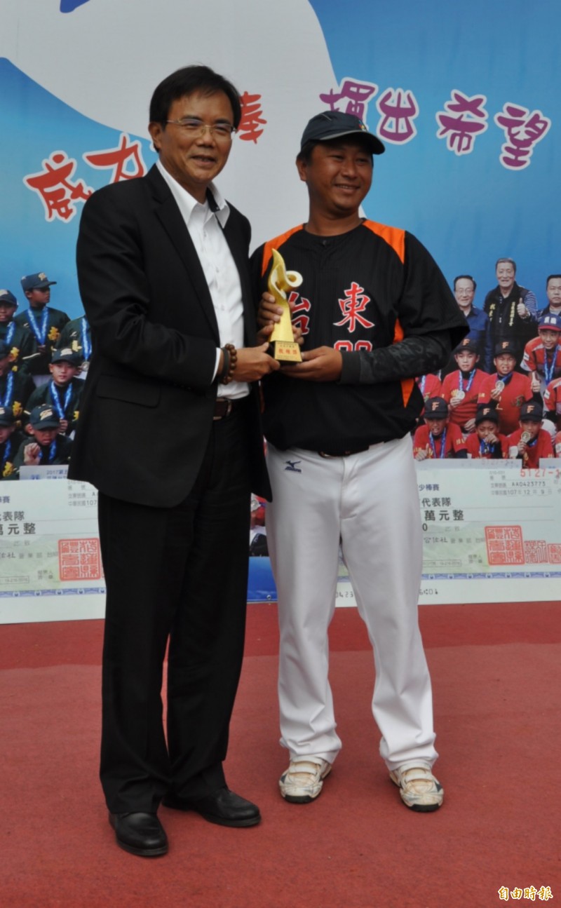 第六屆威力盃教練獎陳玉船（右）。（記者徐正揚攝）