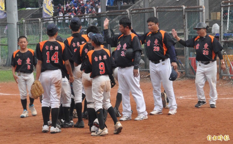 台東縣完成連霸，教練與球員擊掌。（記者徐正揚攝）