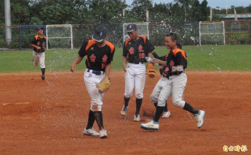 台東縣完成連霸，球員衝進場內潑水慶祝。（記者徐正揚攝）