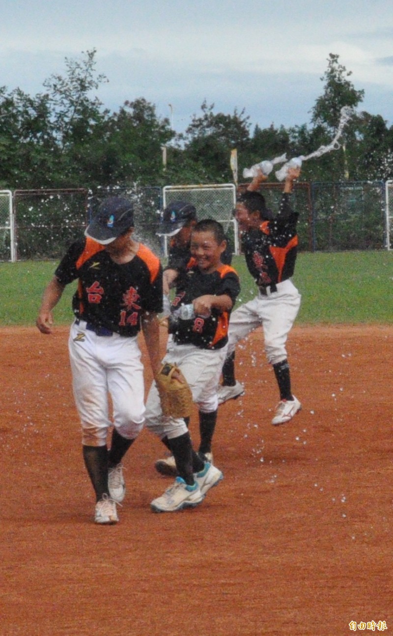 台東線完成連霸，球員衝進場內潑水慶祝。（記者徐正揚攝）