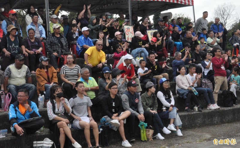 台東縣與新北市爭冠，家長們賣力加油。（記者徐正揚攝）