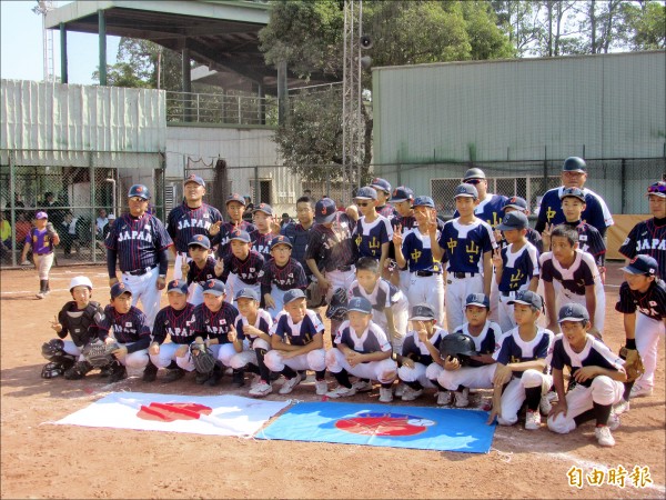 中山國小昨首戰擊敗去年冠軍IBA岩手,雙方賽後合影留念。(記者林宥辰攝) 中山國小昨首戰擊敗去年冠軍IBA岩手,雙方賽後合影留念。(記者林宥辰攝)