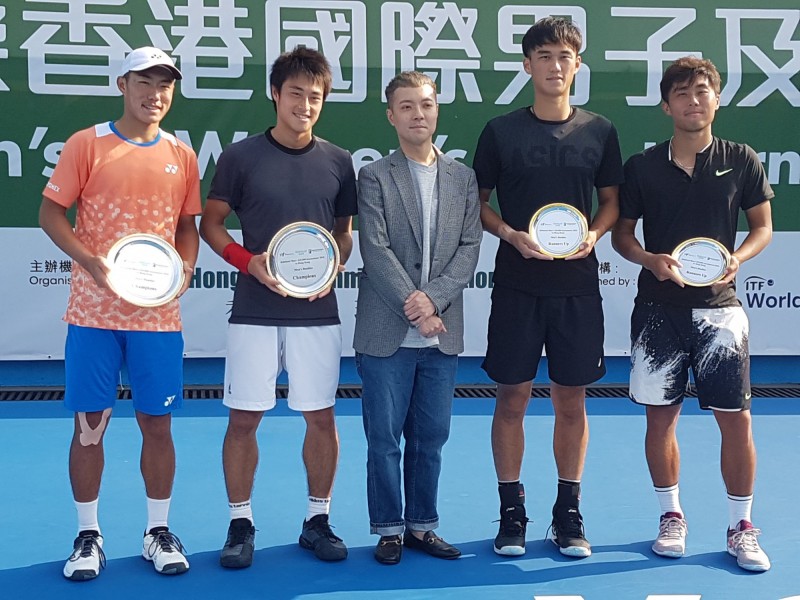 許育修（左1）香港未來賽力退中國組合，ITF男雙4冠年度封關。（許育修提供）