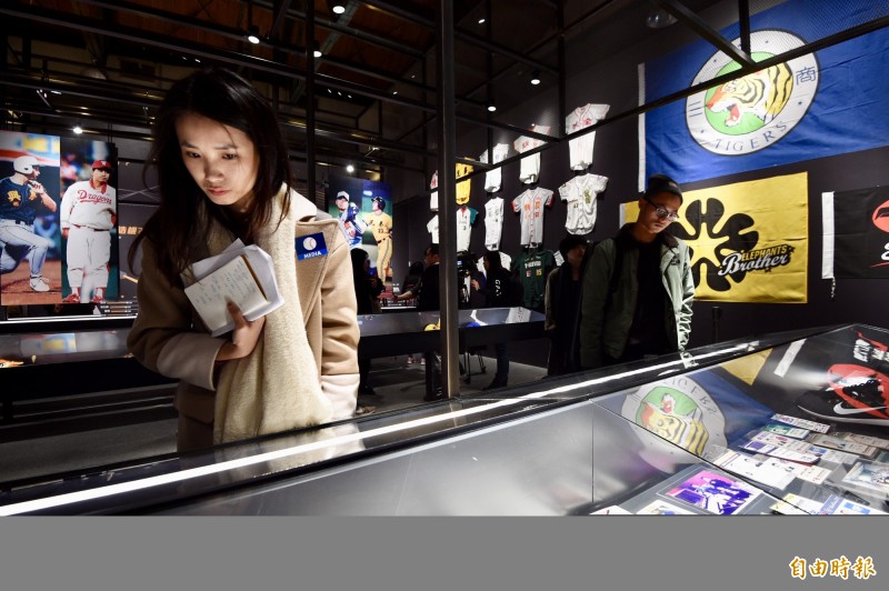 中華職棒30周年特展—「無人出局」28日舉行開幕記者會，展期將到明年3月31日。（記者羅沛德攝）
