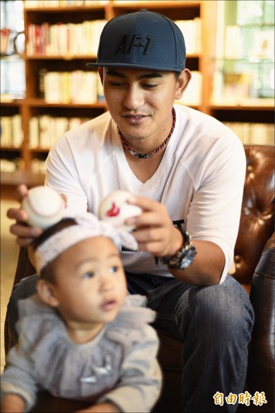 林子偉受訪時，妻女也陪在身邊，超活潑的Cecile動不動就跑到林子偉面前露出萌笑，不斷喊著爸爸。（記者陳志曲攝）