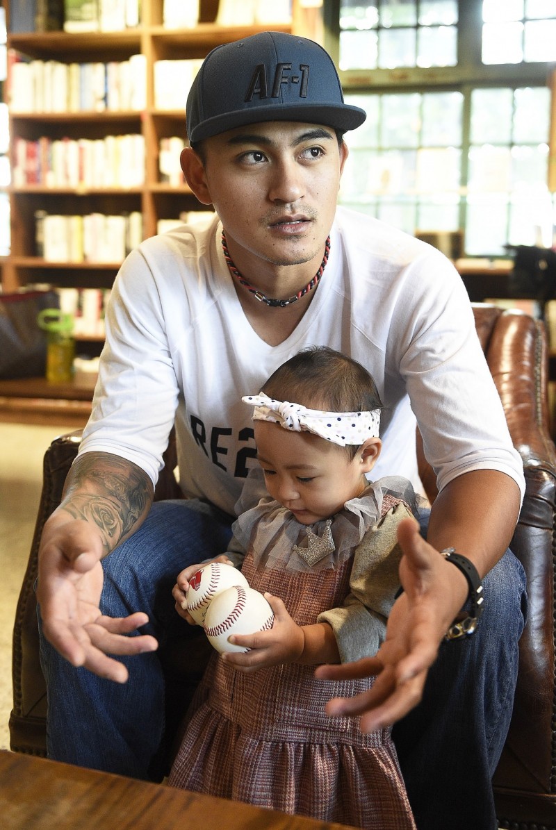 林子偉女兒常到球場，已經很習慣人群，所以完全不怕生。（記者陳志曲攝）