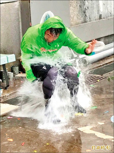 崇越隼鷹投手潘庭豐昨遭砸水球，度過難忘的26歲生日。（記者徐正揚攝）