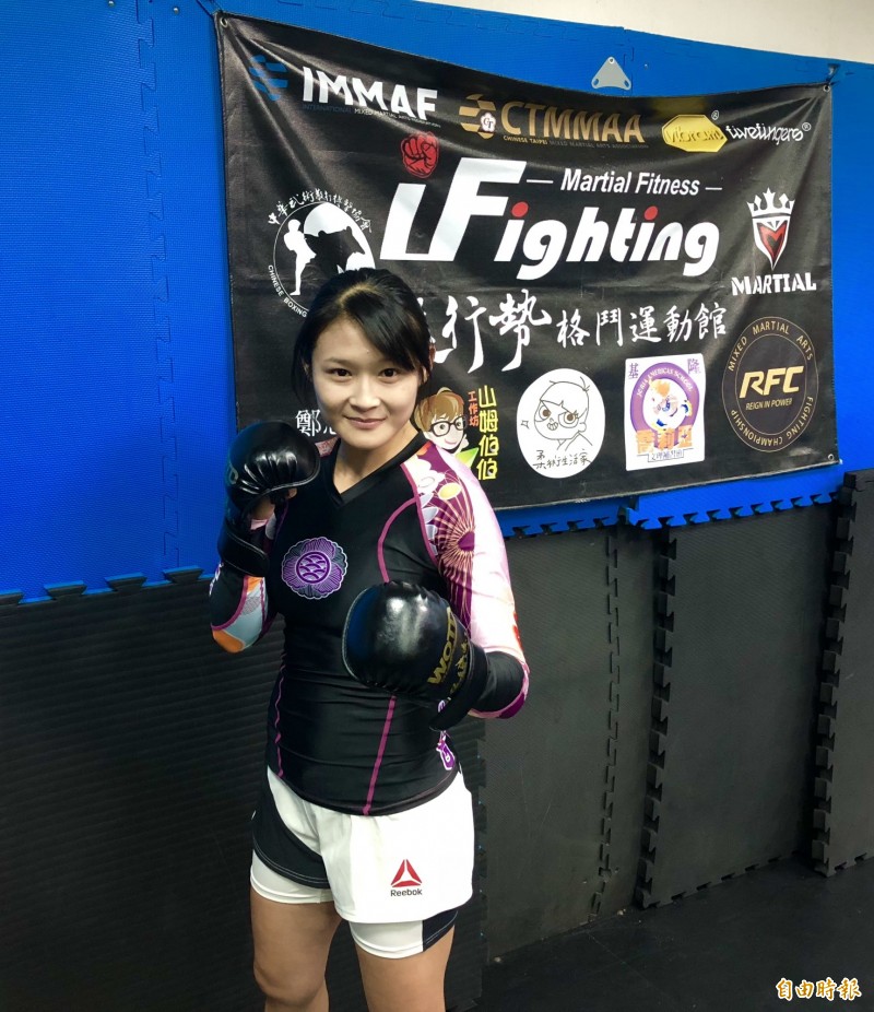 吳巧貞學習鋼琴16年，從未想過有天會成為職業格鬥家，如今已成為擂台上罕見的凶猛女將。（記者林岳甫攝）