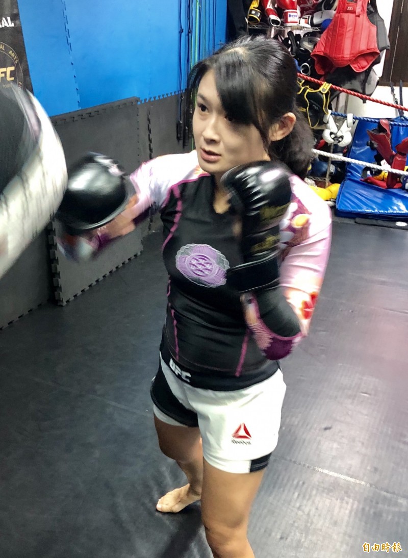 吳巧貞學習鋼琴16年，從未想過有天會成為職業格鬥家，如今已成為擂台上罕見的凶猛女將。（記者林岳甫攝）