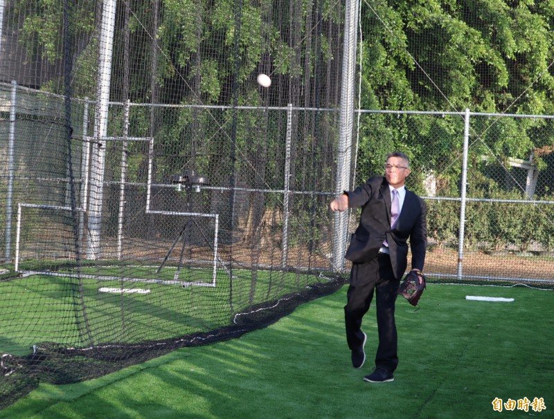 旅日棒球名將郭源治為豐原高中棒球打擊投捕練習場啟用開球。（記者歐素美攝）