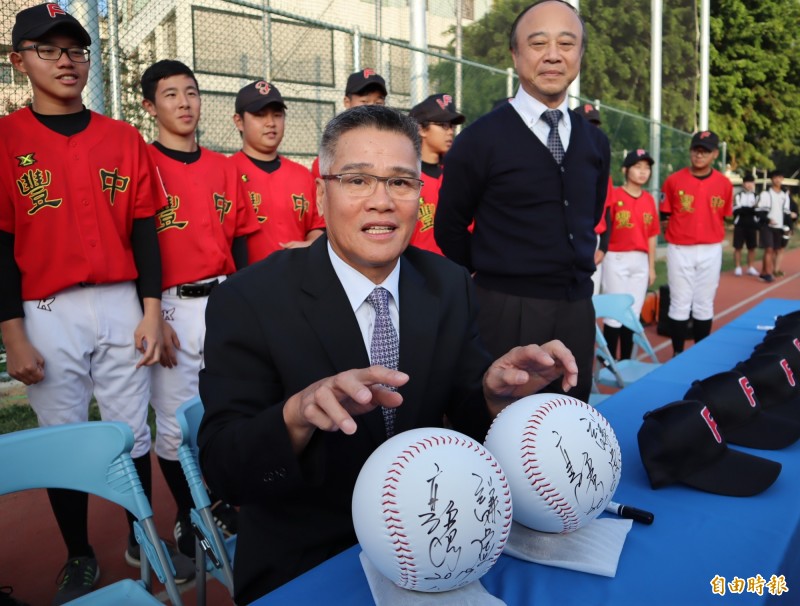 旅日棒球名將郭源治為豐原高中棒球打擊投捕練習場啟用，在棒球上簽名紀念。（記者歐素美攝）