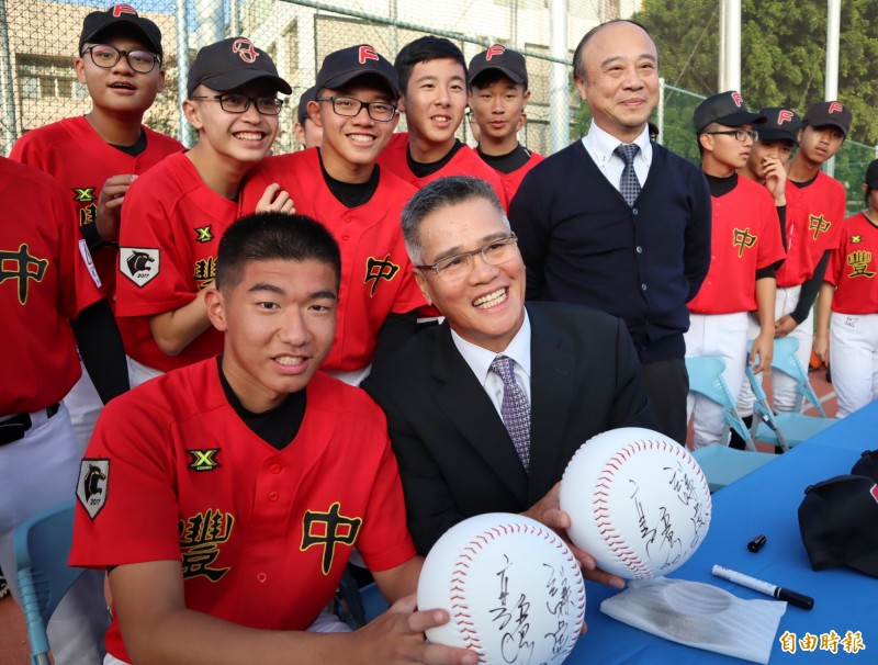 旅日棒球名將郭源治出席豐原高中棒球打擊投捕練習場啟用，棒球隊學生開心合影。（記者歐素美攝）