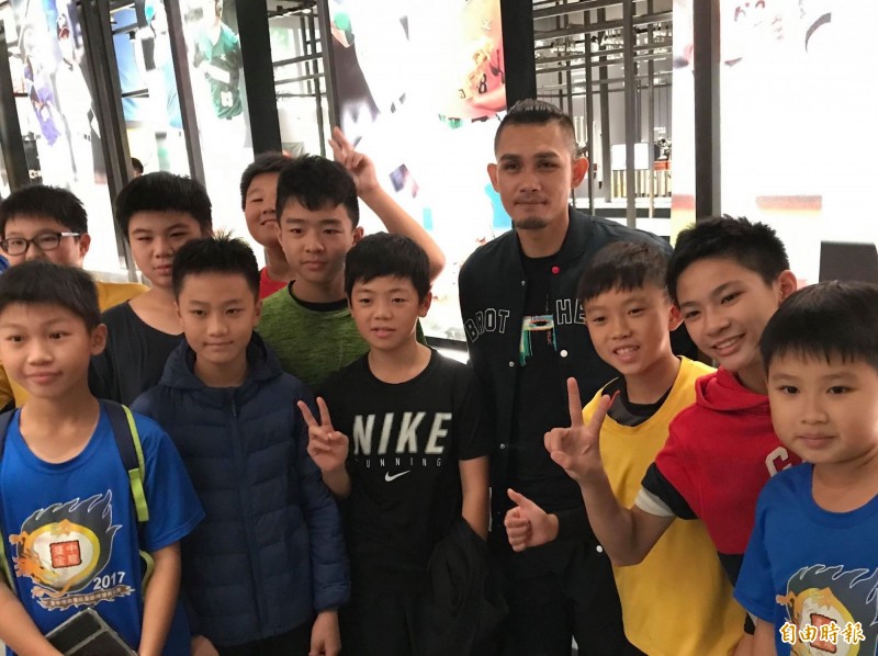 中信兄弟張志豪（右4）參觀中職30週年特展。（記者徐正揚攝）