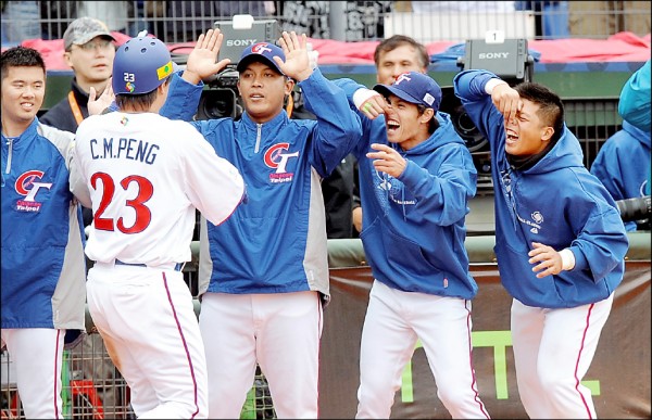 2013年經典賽對澳洲一役，彭政閔不但充當「鋼鐵人」肉身擋球，還在6局上開轟，隊友在他回壘後拉大鼻孔歡迎他。（資料照）