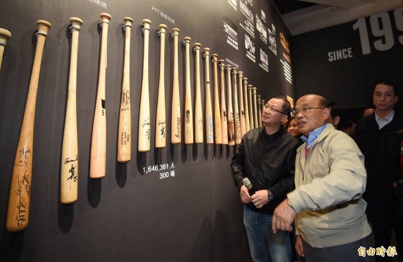 蘇貞昌參觀中職30週年特展，中職會長吳志揚陪同導覽。（記者劉信德攝）