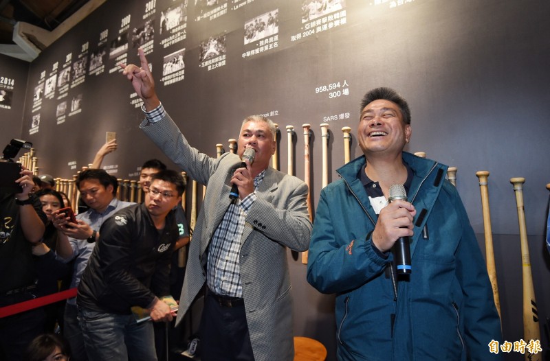 前兄弟象兩大球星陳義信（右）和王光輝（左），受邀參加中職30週年特展球迷見面會。（記者劉信德攝）