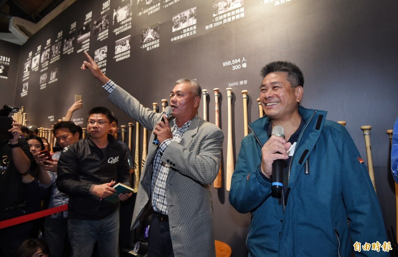 前兄弟象兩大球星陳義信和王光輝，受邀參加中職30週年特展球迷見面會。（記者劉信德攝）