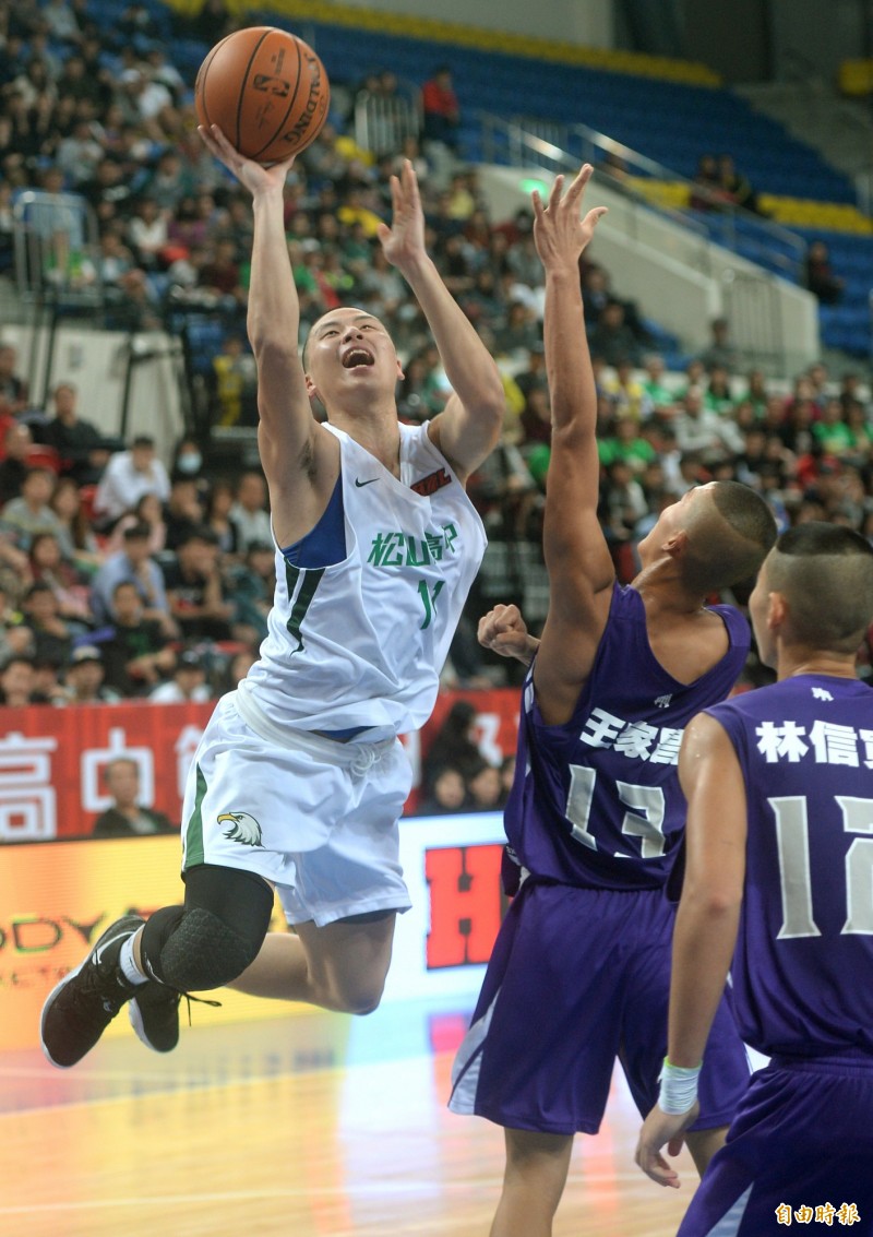 松山李定謀拉桿上籃。（記者林正堃攝）