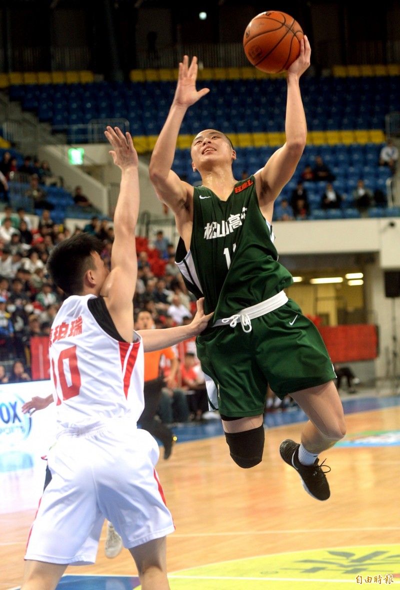 松山李定謀上籃。（記者林正堃攝）