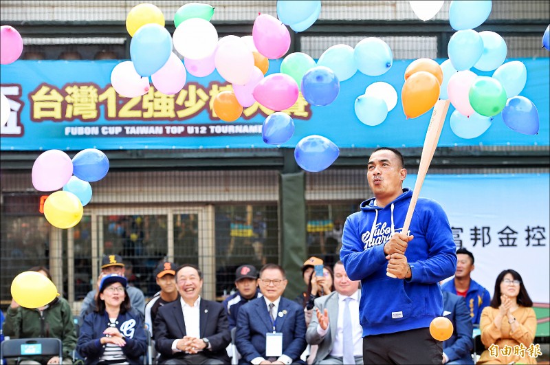 富邦盃台灣12強少棒賽昨由宣傳大使陳金鋒揮棒,宣布賽事開打。(記者劉信德攝) 富邦盃台灣12強少棒賽昨由宣傳大使陳金鋒揮棒,宣布賽事開打。(記者劉信德攝)