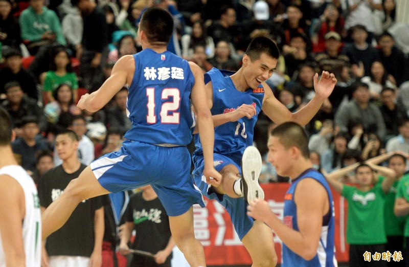 能仁丁冠皓投進逆轉3分球，能仁驚險逆轉勝。（記者林正堃攝）