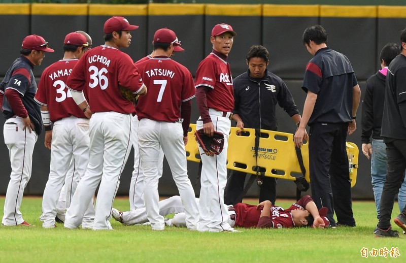 最後出動擔架才能讓田中和基退場。（記者劉信德攝）
