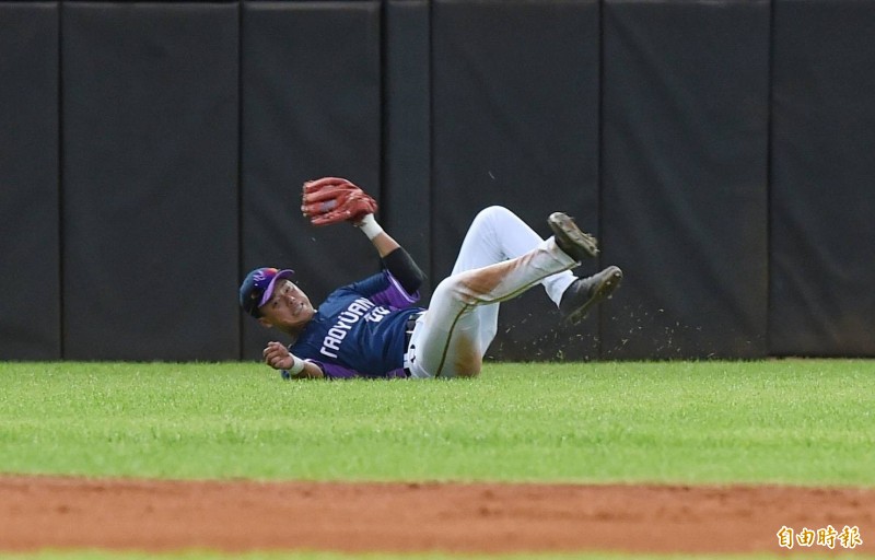 藍寅倫精采守備。（記者劉信德攝）
