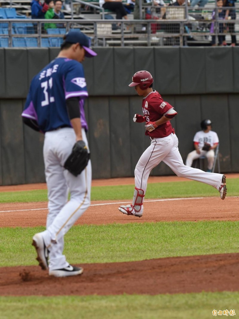 王溢正投第一球，就遭樂天田中和基擊出全壘打。（記者劉信德攝）