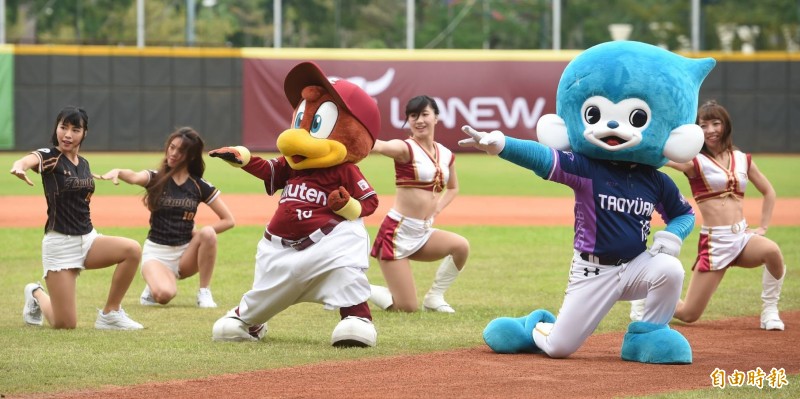 吉祥物和啦啦隊賽前表演。（記者劉信德攝）