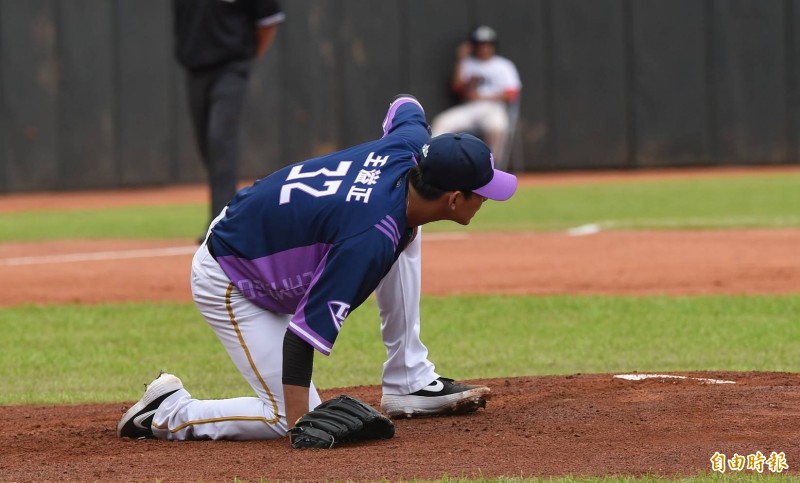 王溢正遭樂天第二棒辰己涼介強襲球擊中。（記者劉信德攝）