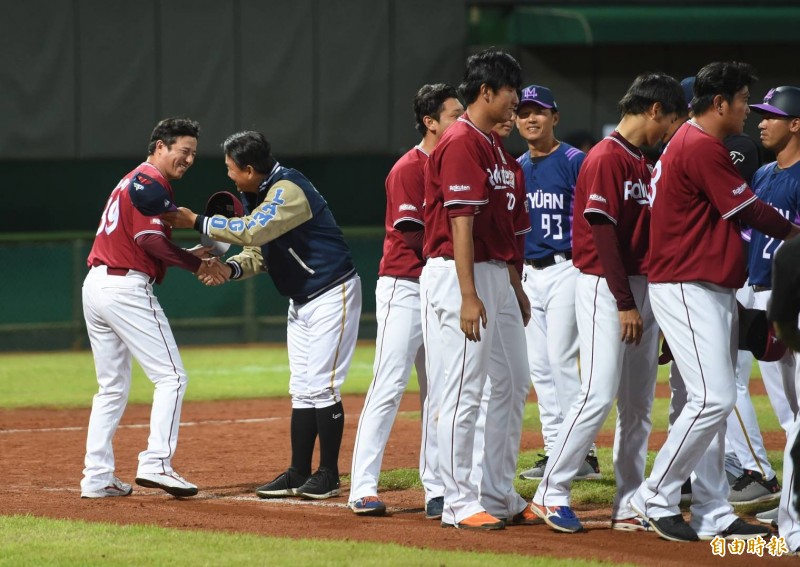 兩隊教練及球員列隊握手致意。（記者劉信德攝）