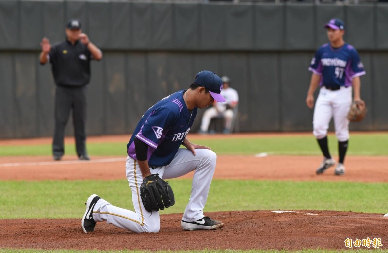 王溢正遭樂天第二棒辰己涼介強襲球擊中。（記者劉信德攝）