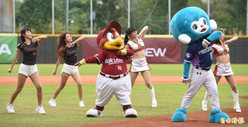 吉祥物和啦啦隊賽前表演。（記者劉信德攝）