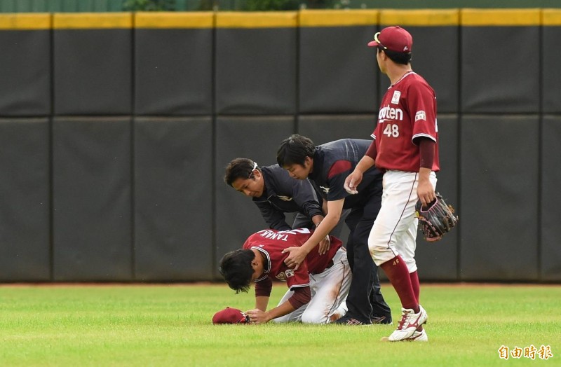 田中和基受傷。（記者劉信德攝）