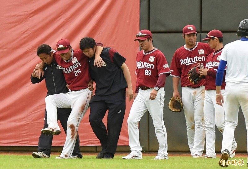 田中和基受傷，原本打算靠著工作人員攙扶下場，但隨後再度倒地。（記者劉信德攝）